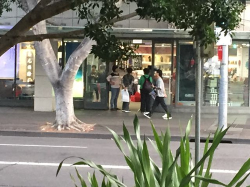 游客在“悉尼国际免税店”购物(记者暗访时手机拍摄照片)