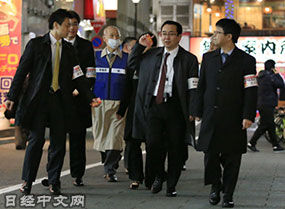 日本律师走上街头巡视是否存在宰客行为。(图片来源:日经中文网)