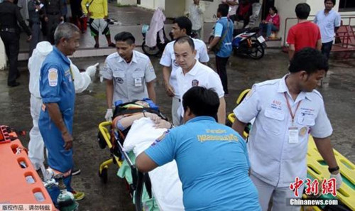6月8日消息，据外媒报道，泰国警方表示，8日中午左右，两艘共搭载62名游客的快艇在泰国南部海岸相撞，事故造成至少2人死亡，20人受伤。当地警方称，多数游客是中国人，其中包括两名当场死亡的游客。另有20名游客受伤，已被送往当地医院。据悉，撞船事故发生在泰国著名旅游景点普吉岛附近。两艘游艇正在普吉岛和皮皮岛之间为乘客摆渡。目前，警方和救援人员正在援救中。
