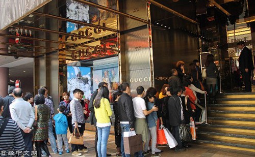 2013年春节期间，中国大陆游客在香港的奢侈品门店前排队