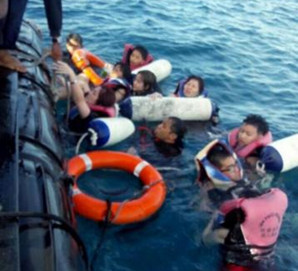 沙巴一艘双体船前天下午翻覆，船上22人都幸运获救。