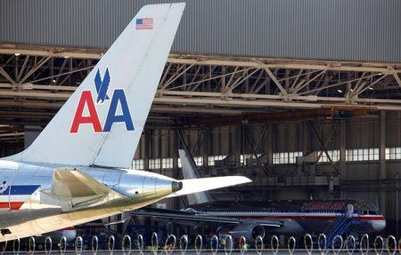 美国航空公司一架客机停留在达拉斯/沃斯堡机场。（美国《侨报》）