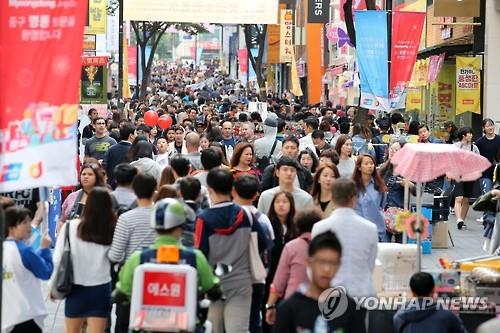 资料图片:首尔市明洞购物街人头攒动。(韩联社)