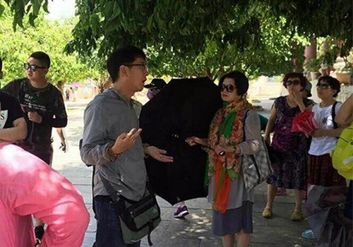 一名中国导游正带领游客在岘港市参观