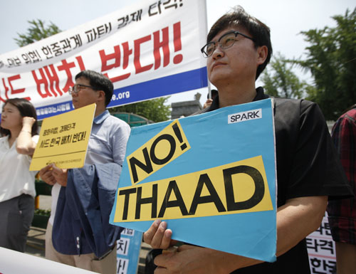 7月8日,在位于首尔的韩国国防部门前,韩国市民团体高举标语反对韩美在韩部署“萨德”系统。新华社记者姚琪琳摄