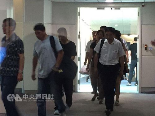 火烧车罹难陆客家属抵台。台湾“中央社”记者卞金峰桃园市摄
