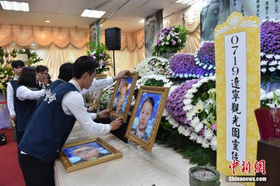 7月21日，台湾方面在桃园市中坜殡仪馆设置灵堂，为在19日因游览车事故中罹难大陆游客的家属来台吊唁亲人做准备。中新社记者
