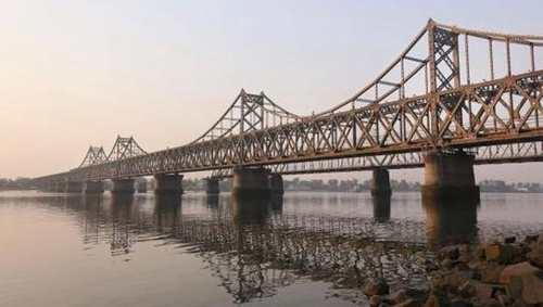 中朝边境鸭绿江上的友谊桥（网页截图）