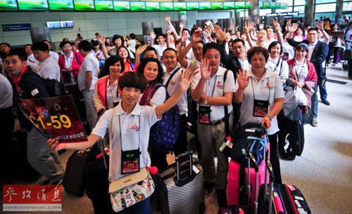 资料图片：美国旅游业正创新思路吸引中国游客，图为中国旅游团抵达美国洛杉矶。
