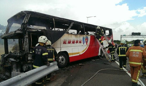 7月19日，救援人员在事故现场处置。台湾交通主管部门观光局证实，当日中午发生的游览车起火事故共造成26人罹难，其中24人来自辽宁大连的游客团，另外2人为司机和导游。