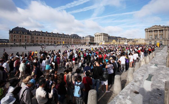 资料图片：恐袭之前的法国巴黎凡尔赛宫，还未开门游客已排成蛇形队伍。新华社记者
