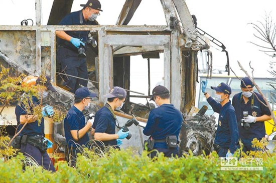 鉴识人员上前鉴识起火原因。（图片来源：台湾《中时电子报》