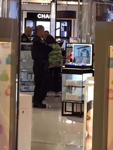 洛杉矶国际机场的工作人员拍摄中国女游客被逮捕的画面。（美国《世界日报》）