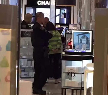 洛杉矶国际机场的工作人员拍摄中国女游客被逮捕的画面。（美国《世界日报》）