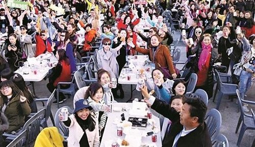 2016年3月中国某企业组织员工访韩并在仁川举办了4500人规模的啤酒炸鸡聚会。(韩国亚洲经济中文网)