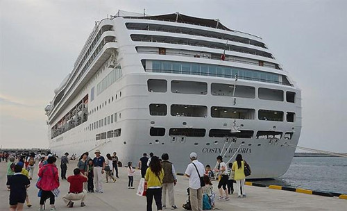 游客到达济州港后与邮轮合影(韩国亚洲经济中文网)