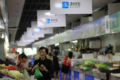 资料图：浙江温州一菜市场推出支付宝支付业务。新华社发（苏巧将