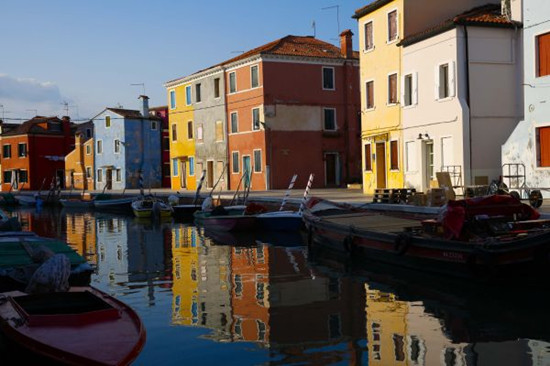 这是2015年9月10日拍摄的意大利威尼斯布拉诺岛（彩色岛）。
