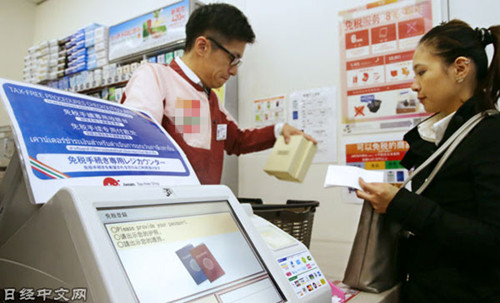 在观光景点,越来越多的访日游客利用便利店。(日经中文网)