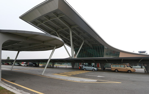 柔佛州政府将与数家航空公司商讨增加士乃国际机场直飞广州的航班，又或者开拓士乃直飞深圳的新航线，吸引更多中国旅客到来柔州。（档案照）（马来西亚《星洲日报》）