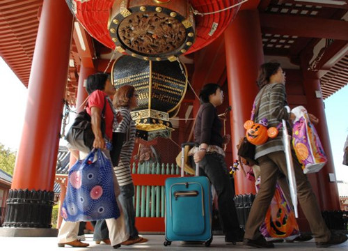 中国游客在日本东京台东区的浅草寺游览。