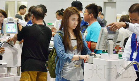 为缩短访日外国人入境审查等候时间，关西机场开始使用移动信息采集车“BIOCART”，为在审查区排队的旅客拍摄脸部照片并采集指纹信息。（日本共同社）