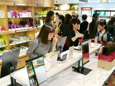 图为大丸百货京都店开设的自助式化妆品柜台。（日本共同社）