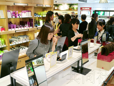 图为大丸百货京都店开设的自助式化妆品柜台。(日本共同社)