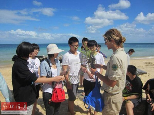 资料图片：来自中国的学生团在听澳大利亚导游讲解海洋生态知识。（供图