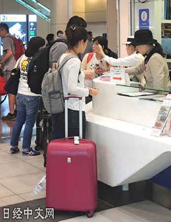 京滨急行电铁羽田机场站的问讯处(日经中文网)
