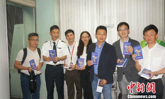 10月11日深夜,受中国驻印尼使馆谢锋大使委托,刘玉飞领事参赞带队赴机场为中国乘客现场发放手册。 顾时宏 摄