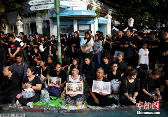 当地时间10月15日，民众在位于泰国曼谷的大皇宫前悼念国王普密蓬。