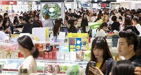 中国游客在免税店购物（韩国亚洲经济中文网）