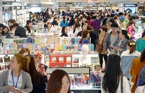 在免税店里购物的中国游客(韩国亚洲经济中文网)