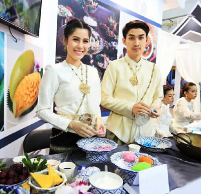 泰国参展者在2016中国—东盟博览会旅游展上向观众展示传统美食。