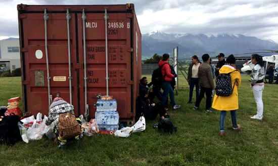 当地时间14日下午4点左右凯伊库拉地区第一批受困华人登上总领馆救援直升机(图片来源:新西兰先驱报中文网)