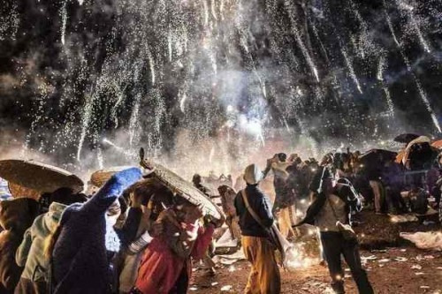 资料图片：缅甸民众欢庆点灯节。（图片来源：法新社）