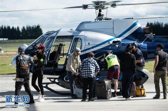 中国游客抵达新西兰克赖斯特彻奇直升机场。新华社记者