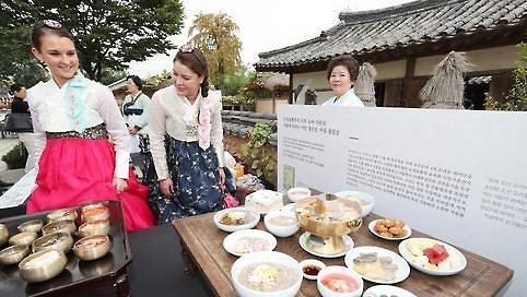 外国游客体验韩国文化。（韩国亚洲经济中文网）