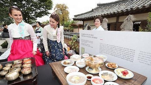 外国游客体验韩国文化。(韩国亚洲经济中文网)