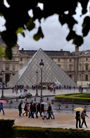 资料图片：游客在巴黎卢浮宫参观。新华社记者陈晓伟摄