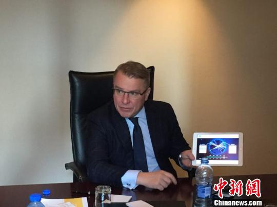 中国侨网芬兰机场集团高级副总裁Joni Sundelin接受中新网记者专访。