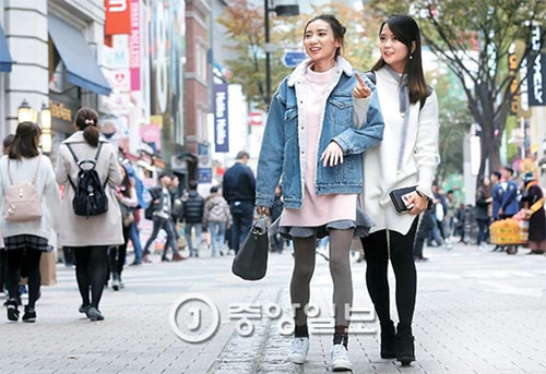 中国侨网图为上月受爱敬集团邀请来到首尔明洞的网红陈知婉(音,21岁,左侧)和陈诗(音,24岁)。大量粉丝能够看到网红上传到SNS的每一张照片,可以起到直接的广告效果。(韩国《中央日报》)
