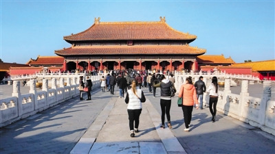 中国侨网1月2日，游客在北京故宫博物院内参观。 新华社记者 李欣 摄