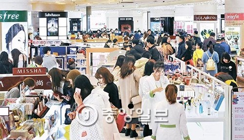 中国侨网图为1月5日，中国游客正在首尔蚕室乐天百货店世界塔店内挑选商品。（韩国《中央日报》）