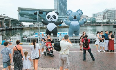 中国侨网澳大利亚悉尼市情人港在新年迎来了“中澳旅游年”的吉祥物—熊猫、考拉的浮动气球，吸引了大批市民和游客前来观赏。中新社记者 贺 吉摄