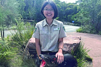 中国侨网懂普通话、广东话和马来语的Freycinet National公园多语女巡护员。(澳大利亚《星岛日报》)