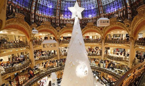中国侨网老佛爷百货在圣诞节期间竖立起圣诞树，希望能吸引更多中国游客。（欧洲时报网援引法国《费加罗报》）