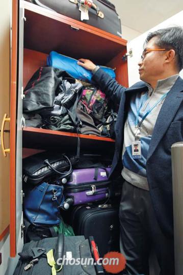 中国侨网韩国首尔瑞草警察署的柜子里装满中国游客丢下的行李箱(图片来源：朝鲜日报)