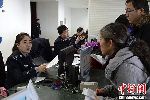 中国侨网资料图:市民为出境游办护照。中新社发 刘文华 摄